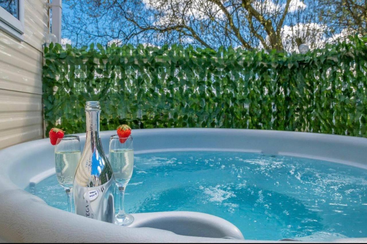 Tattershall Lakes Private Hot Tub Lodge - Sleeps 6 Lincoln Eksteriør bilde