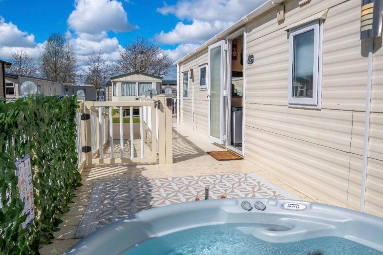 Tattershall Lakes Private Hot Tub Lodge - Sleeps 6 Lincoln Eksteriør bilde